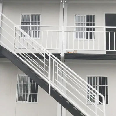 A casa de contêineres pré-fabricada com resistência ao vento de até nível 10, excelente isolamento acústico e térmico, e melhor privacidade no design do corredor interno